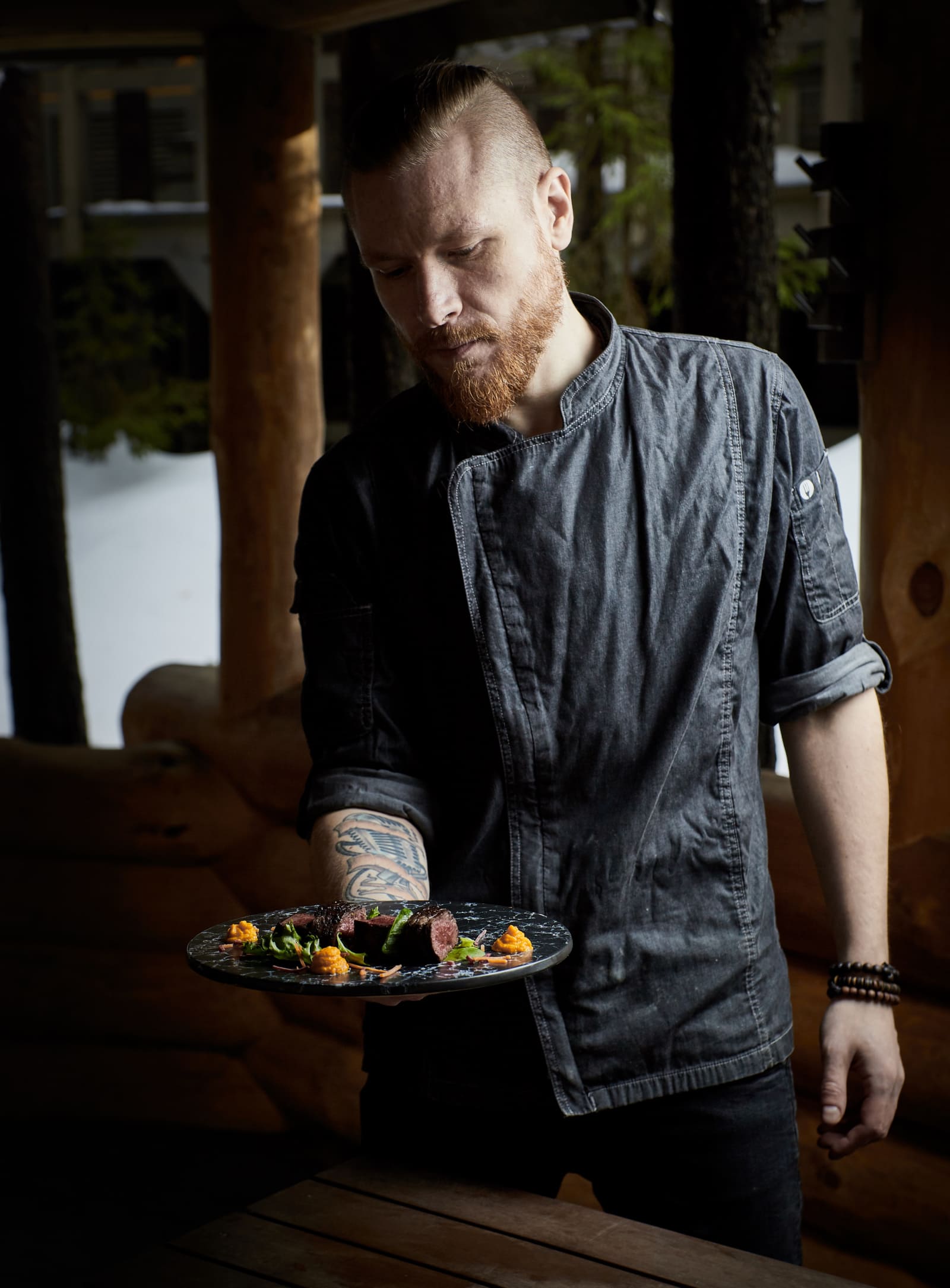 Chef holding plate info62x